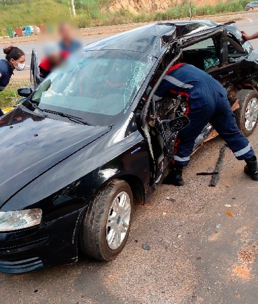Homem fica ferido após acidente entre carro e caminhão na BR-354, em Bambuí