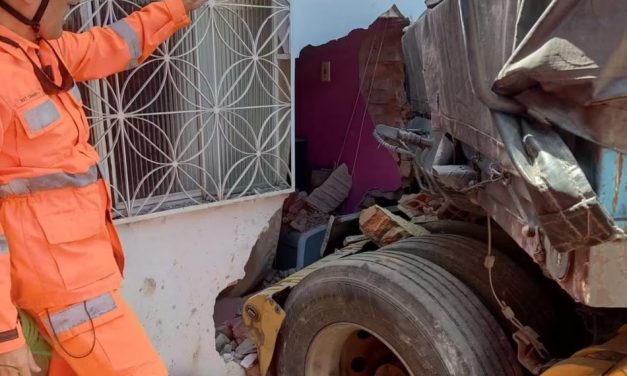 Motorista sofre mal súbito, e caminhão invade casa de idosos em Divinópolis