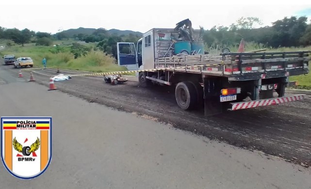 Idoso de 63 anos morre após colisão entre moto e caminhão de obra