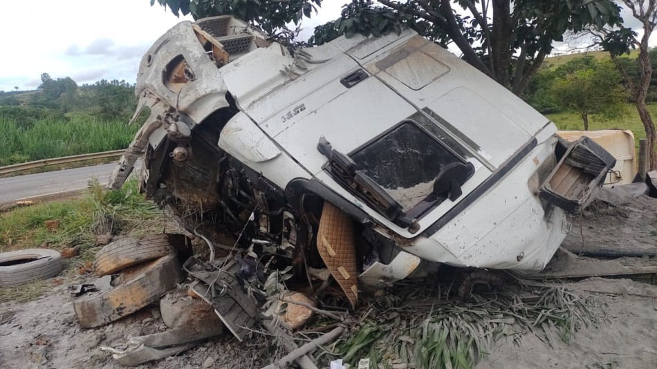 Caminhoneiro morre em acidente na BR-354, em Iguatama