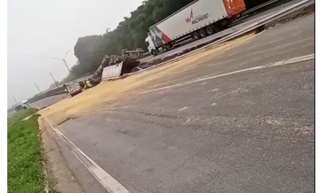 Homem morre após tombar carreta carregada com cinco toneladas de soja na Fernão Dias