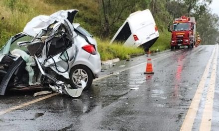 Colisão entre carro e micro-ônibus deixa um morto e feridos em Minas