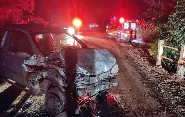 Mulher fica ferida após acidente entre carro e caminhonete no Sul de Minas