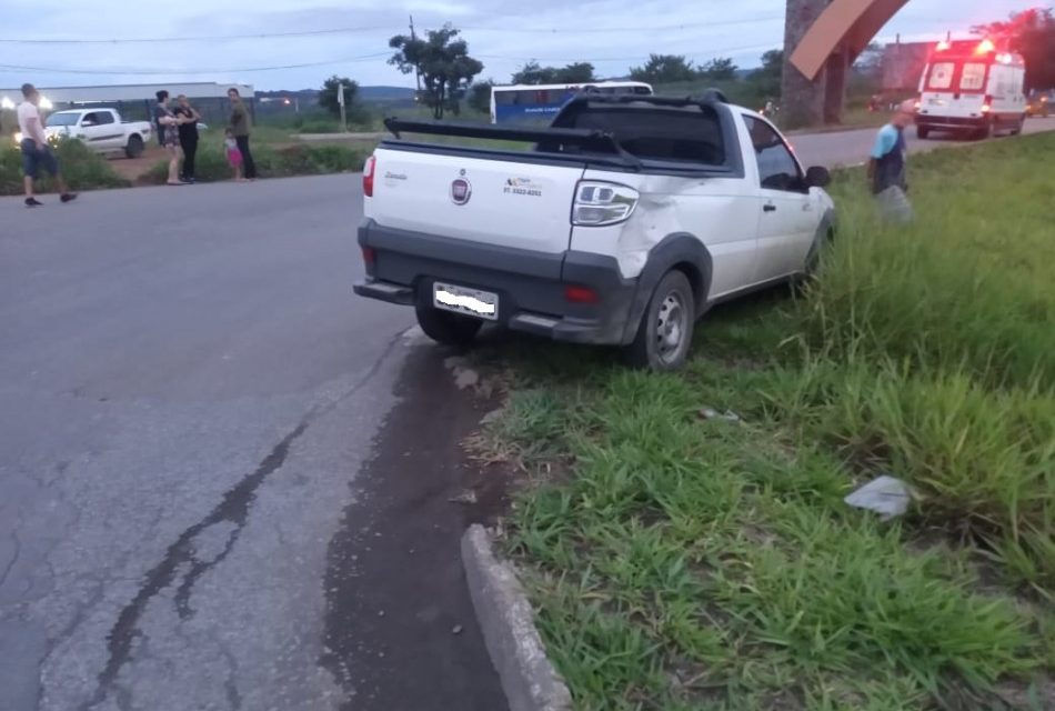 Colisão entre caminhonete e moto é registrada na MG-170, em Arcos