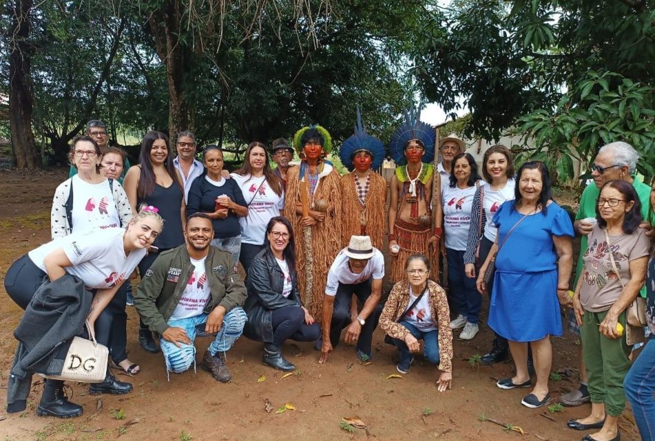 Integrantes do Centro de Convivência do Idoso de Formiga visitam aldeia Pataxó