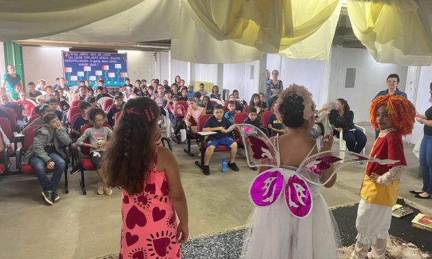 Alunos do CAIC participam de peça teatral em comemoração ao Dia Nacional do Livro Infantil