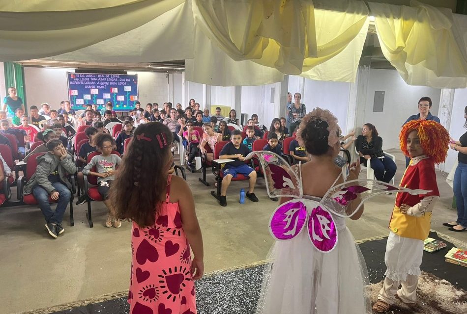 Alunos do CAIC participam de peça teatral em comemoração ao Dia Nacional do Livro Infantil