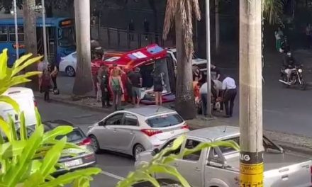 Ambulância tomba e, mesmo feridos, bombeiros socorrem paciente