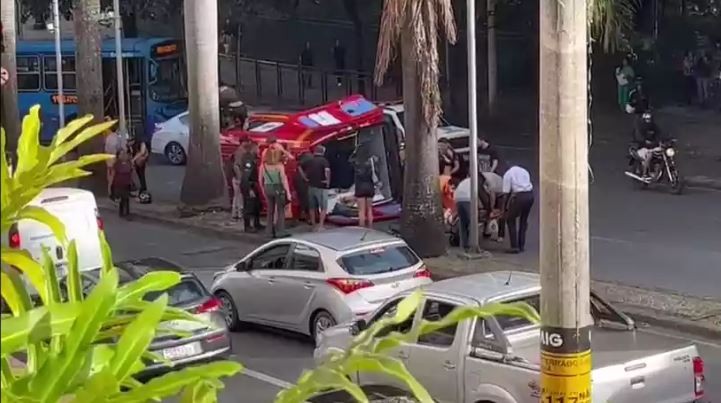 Ambulância tomba e, mesmo feridos, bombeiros socorrem paciente