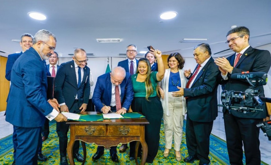 Presidente assina projeto de lei para viabilizar piso nacional da enfermagem