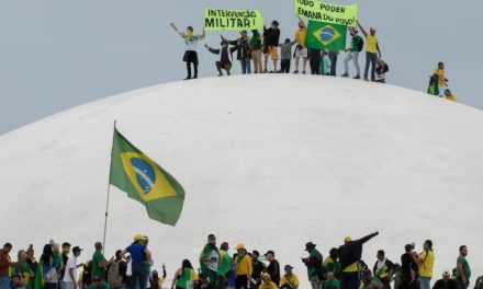 Congresso cria CPMI para investigar atos criminosos de 8 de janeiro