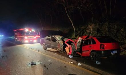 Motoristas morrem após batida frontal entre veículos no Sul de Minas