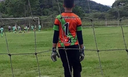 Bruninho, filho do goleiro Bruno, estreia em competição no gol do Athletico-PR