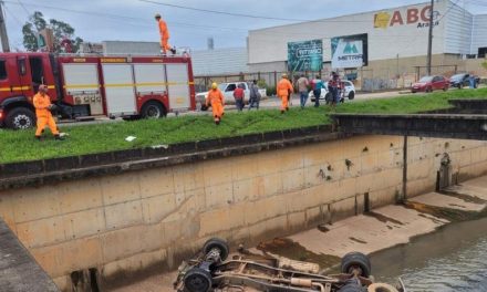 Caminhão caçamba desgovernado cai dentro de córrego em Araxá