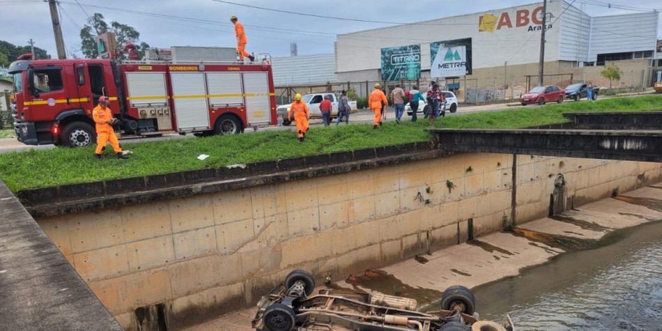 Caminhão caçamba desgovernado cai dentro de córrego em Araxá