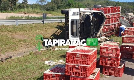 Motorista fica preso às ferragens após caminhão carregado com frangos tombar na BR-262