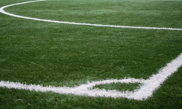Menino de 13 anos luta pela vida ao ser atingido por raio em jogo de futebol