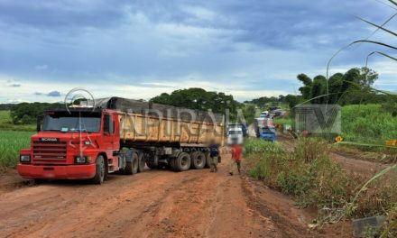 Carreta com problemas mecânicos interdita desvio na ponte do rio Jacaré na MG-170, em Lagoa da Prata