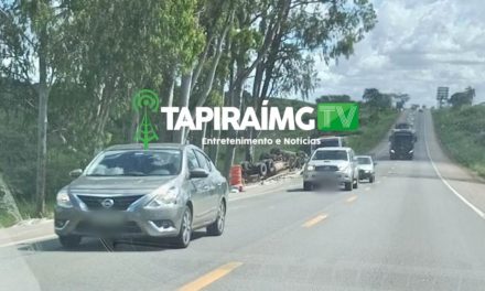 Carreta carregada com mármore tomba na BR-262 em Luz