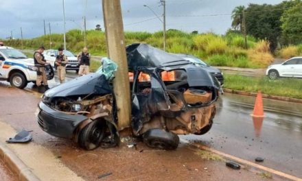 Carro desgovernado ‘abraça’ poste e motorista morre