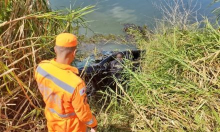 Motorista é socorrido em estado grave após sofrer acidente e cair no Lago de Furnas