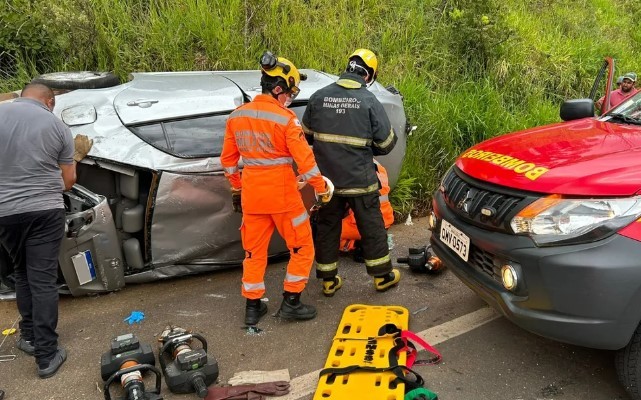 Passageira é arremessada para fora do veículo após carro capotar no Sul de Minas