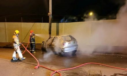 Motorista foge após carro bater em poste e pegar fogo