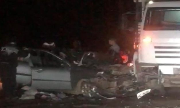 Casal de idosos fica ferido após acidente entre carro e caminhão na MG-431