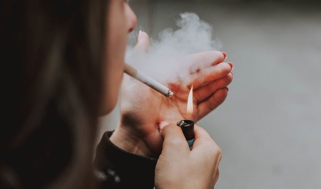 Consumo de cigarro eletrônico cresce no Brasil, enquanto o do tradicional perde espaço