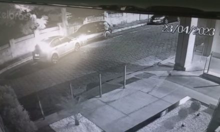 Veículo sobe no passeio e colide contra carro estacionado na Teixeira Soares