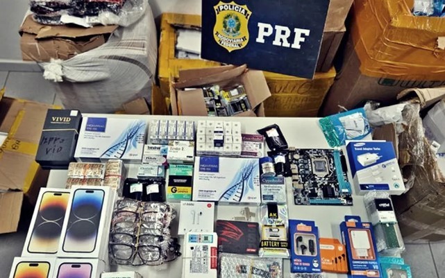 PRF apreende anabolizantes, remédios para emagrecimento e equipamentos sem nota fiscal na Fernão Dias