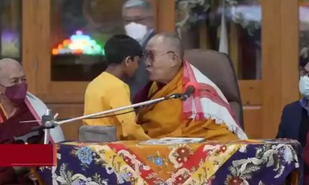 Dalai Lama, líder espiritual,  pede desculpas após vídeo pedindo criança para “chupar” sua língua provocar protestos