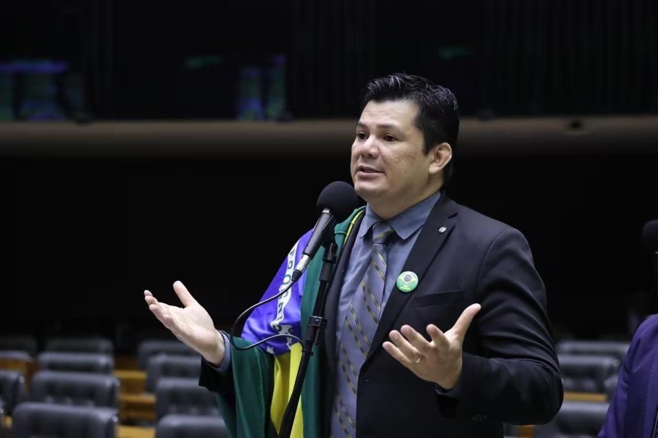 Após ataques, bolsonaristas querem professor armado e Exército nas escolas
