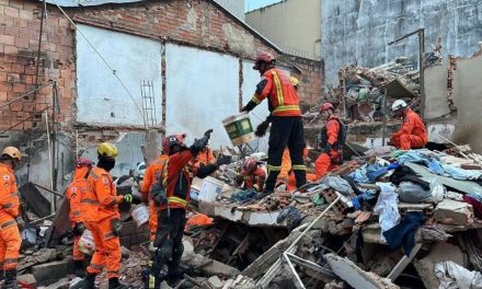 Homem morre soterrado durante demolição em MG