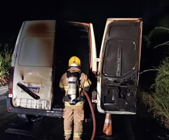 Bombeiros combatem incêndio em veículo na MG-170, em Lagoa da Prata