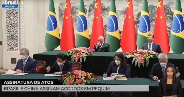 Lula e Xi Jinping assinam 15 acordos em áreas como comércio e agricultura