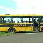 Adolescente assume volante de escolar após motorista passar mal e evita acidente