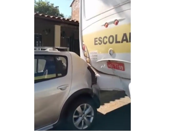 Ônibus escolar atinge veículos parados em Divinópolis
