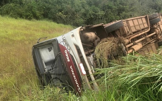 Carreta tenta ultrapassagem e atinge ônibus e caminhão no Sul de Minas