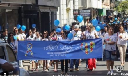 Centenas de pessoas participam da Caminhada pela Conscientização do Autismo em Formiga