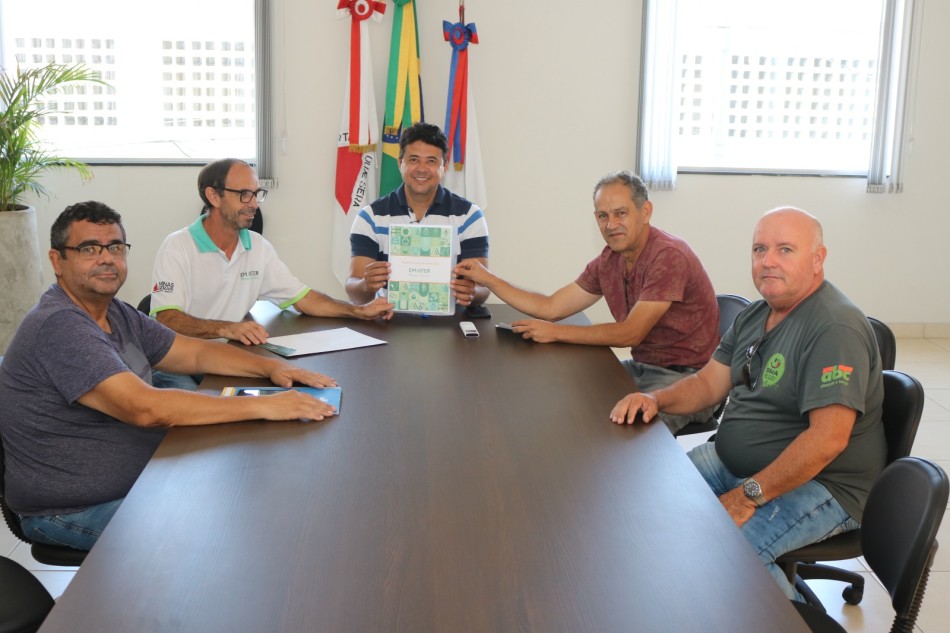 Prefeito se reúne com representantes da Emater-MG