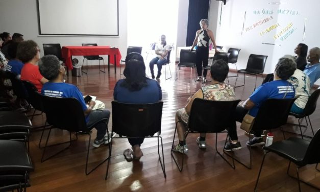 Roda de conversa é realizada na praça do CEU