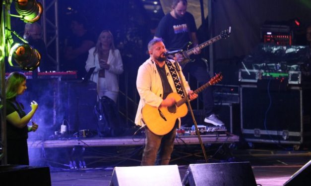 Show com Fernandinho é realizado na praça do Terminal Rodoviário
