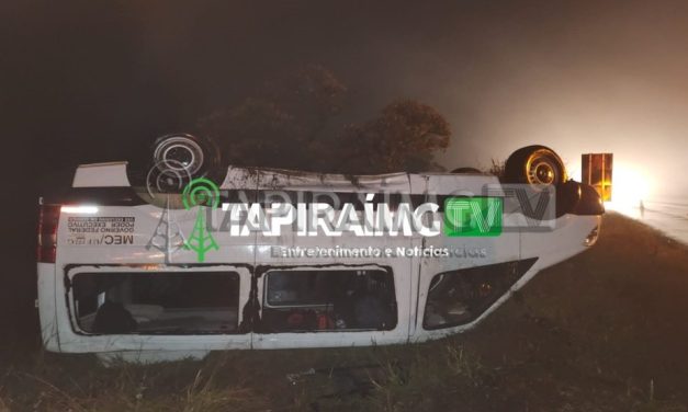 Van com oito ocupantes capota na BR-262 em Campos Altos