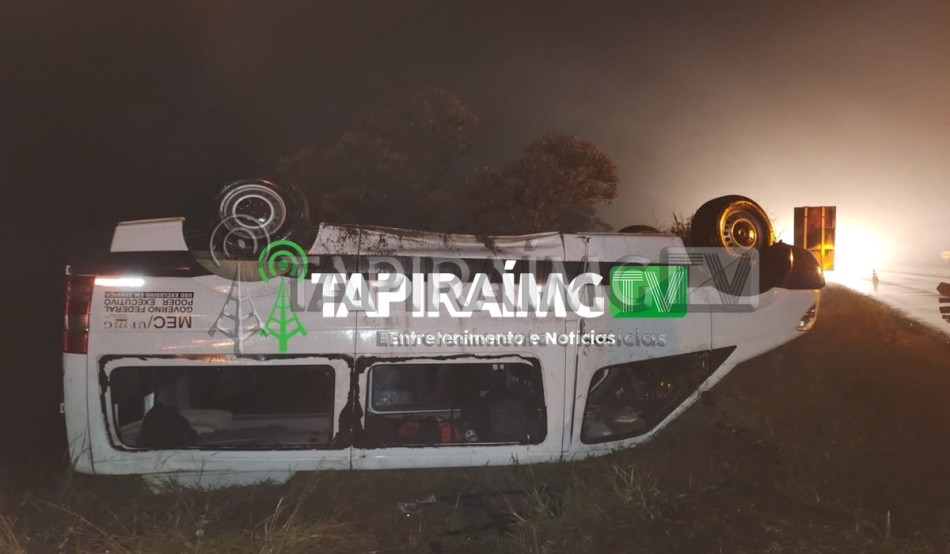 Van com oito ocupantes capota na BR-262 em Campos Altos