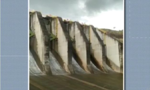 Após atingir 100% do volume, Furnas abre vertedouros para controlar nível do reservatório