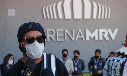 Atlético tem contas bloqueadas por dívida com Ronaldinho