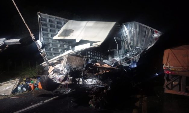 Homem morre após acidente entre carreta e caminhão na BR-354