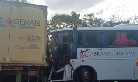 Três pessoas morrem após acidente entre caminhão e ônibus no Norte de Minas