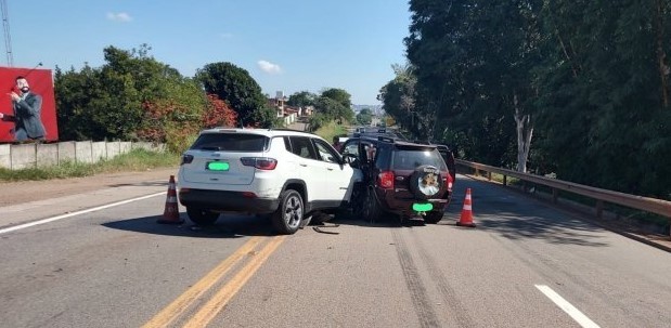 Dez pessoas ficam feridas após acidente envolvendo três veículos na MG-050